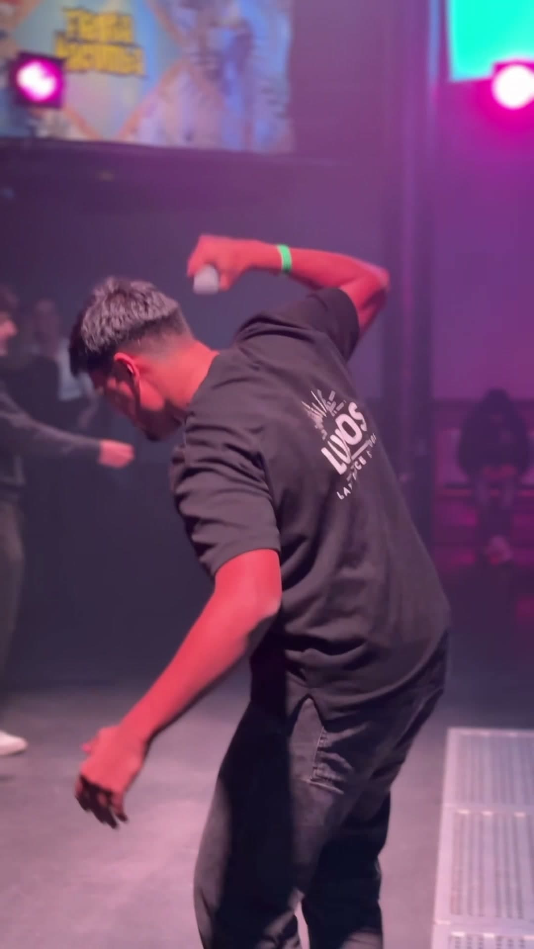 Zubaid danst met een microfoon in de hand